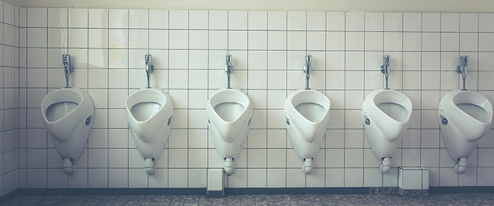Sauber gereinigte Herren-/Schultoiletten