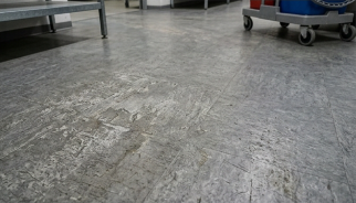 Elasitscher Bodenbelag (PVC, Linoleum, Kautschuk) mit starken Gebrauchsspuren durch fehlerhafte Reinigung
