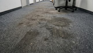 Textiler Bodenbelag mit starken Rückständen durch falsche Reinigung und daraus resultierender schneller Wiederanschmutzung