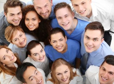 Eine Gruppe von Menschen, die in die Kamera blickt Eine Gruppe von Menschen aus dem Reinigungsgewerbe, die in die Kamera blickt und Geschlossenheit und Teamcharakter symbolisiert.