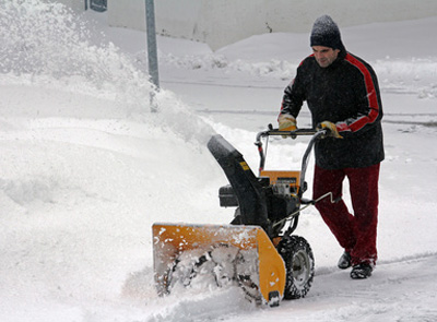 Mann mit Schneefräse