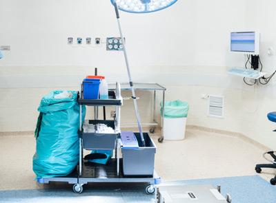 Krankenhausreinigung Reinigungswagen in einem OP-Saal
