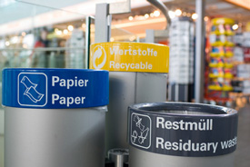 Mülltrennung Öffentliche Mülltonnen mit Trennungssystem