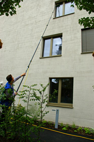 Gebäudereiniger bei der Glasreinigung mit Reinwasser