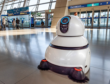 Roboter zur Flächenreinigung in einer Halle eines Flughafens