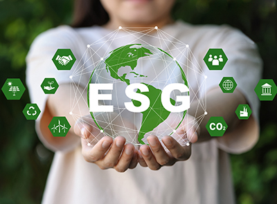 ESG Kriterien Kind, das die Weltkugel in Händen hält, umrahmt von den ESG-Kriterien