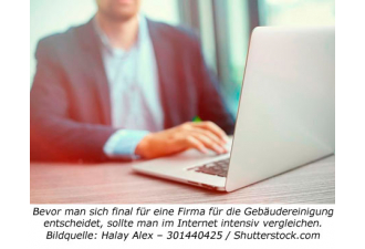 Mann vergleicht Angebote für Gebäudereiniger im Internet.